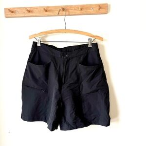 L.L. Bean lined padded outdoor shorts black pockets hiking travel casual M (a9)